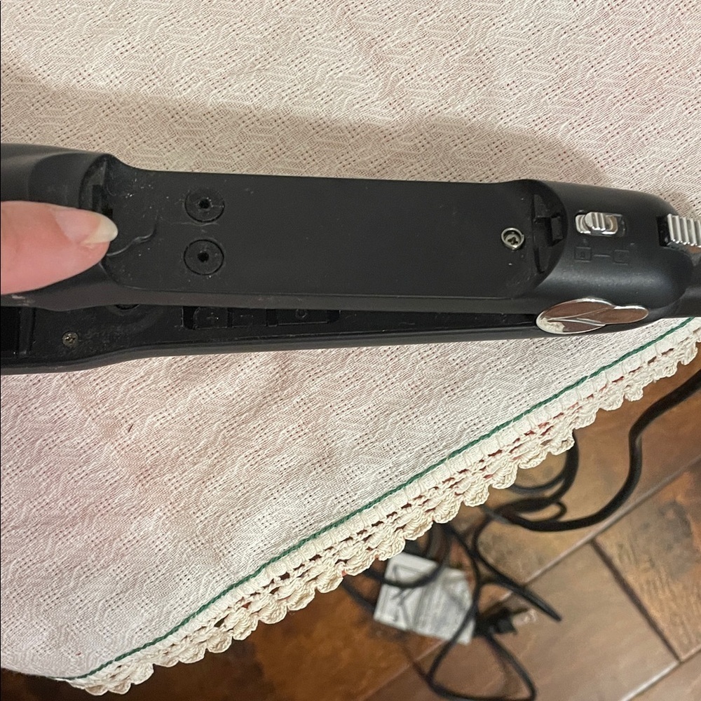 🆓🆓🆓Free w/Purchase🆓🆓🆓Black Hair Straightener - Picture 8 of 10